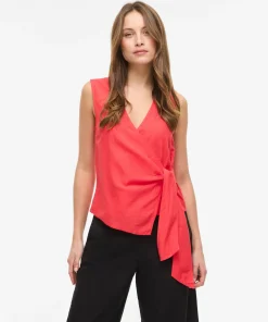VILA PRISSILA V-NECK KNOT SHIRT IN RED